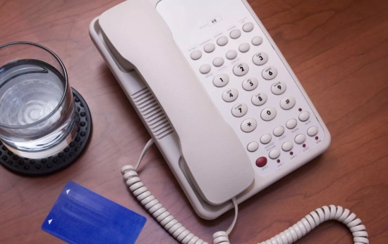 Un teléfono de la habitación del hotel debería ser importante desinfectado regularmente/ PEXELS Un teléfono de la habitación del hotel debería ser importante desinfectado regularmente/ PEXELS
