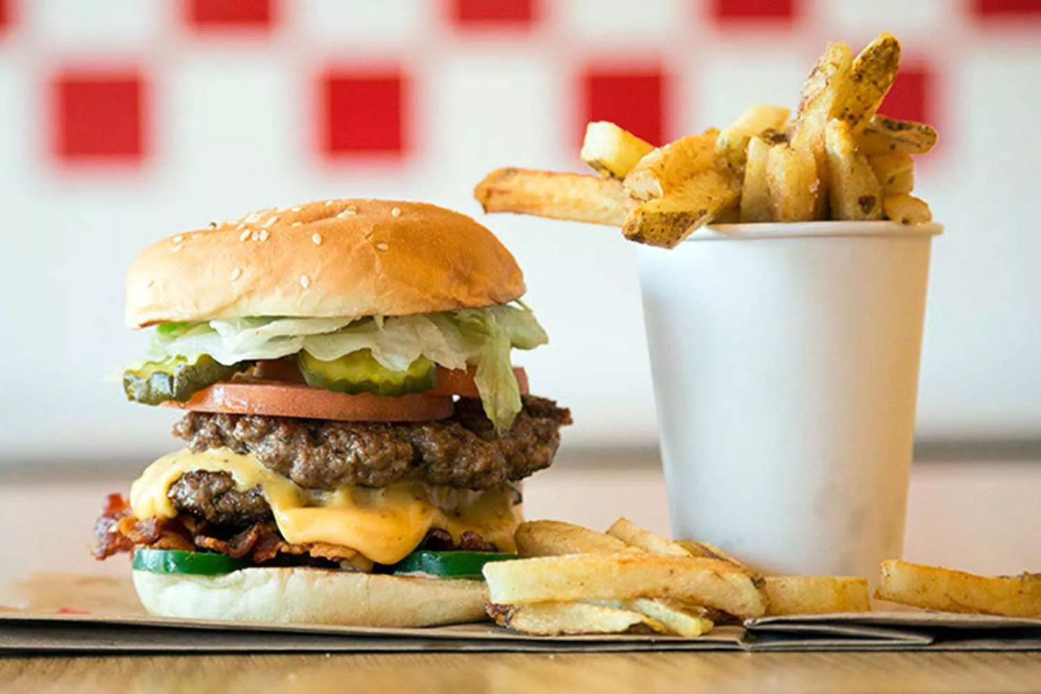 Una hamburguesa y unas patatas fritas de Five Guys / FIVE GUYS