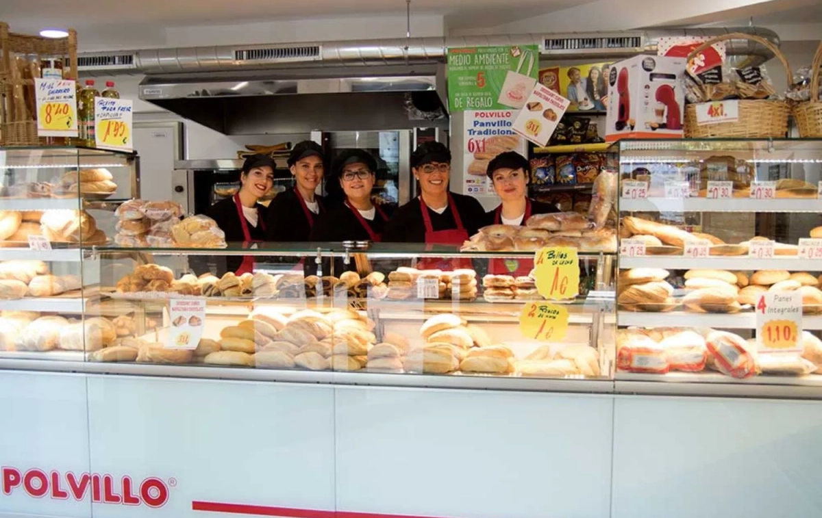 Dependientas en una tienda de Polvillo / POLVILLO Dependientas en una tienda de Polvillo / POLVILLO