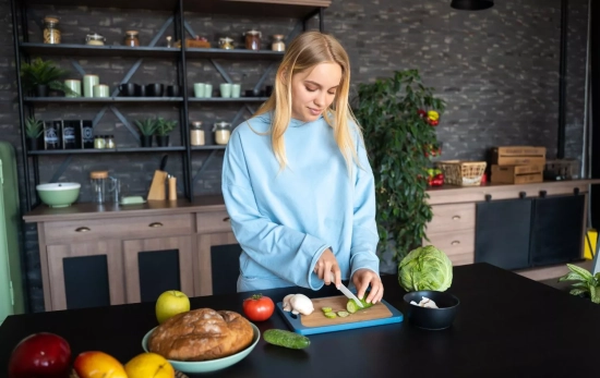 Una persona cocina alimentos veganos Una persona cocina alimentos veganos