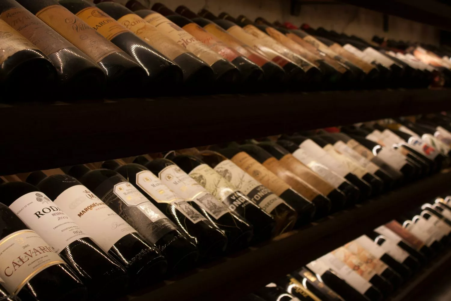 Distintos vinos en una bodega / UNSPLASH
