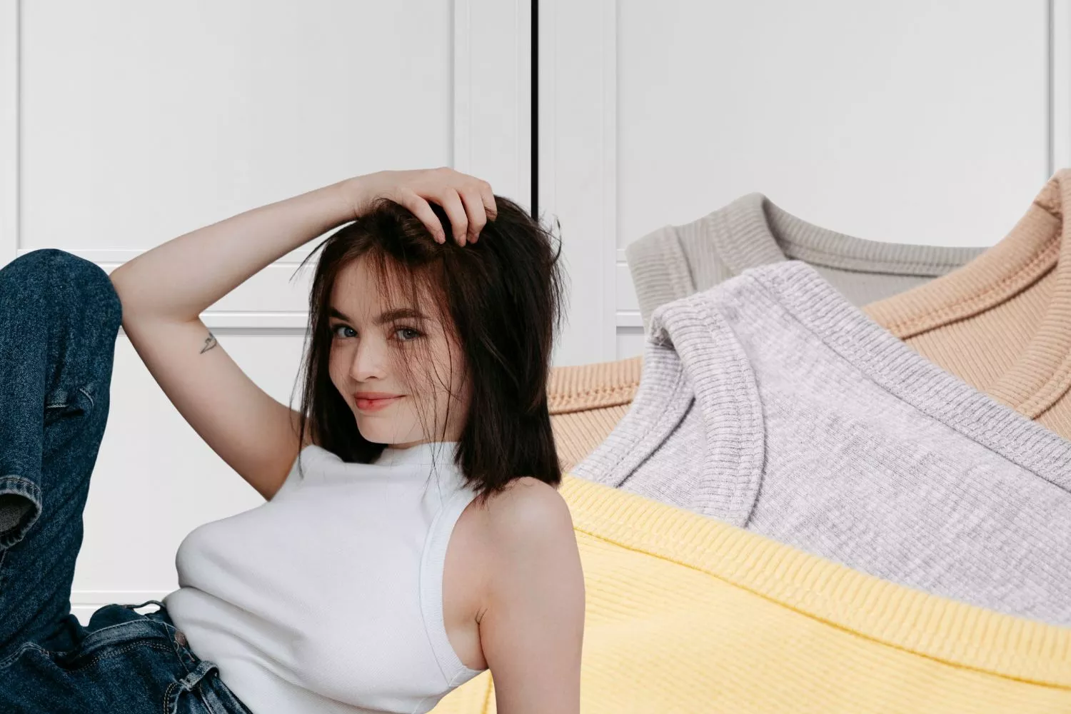 Una personas que conoce un truco para ordenar la ropa/ Montaje CONSUMIDOR GLOBAL