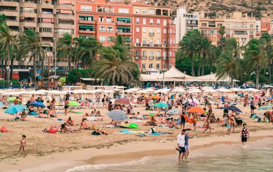 Playa de ciudad con bañistas / Foto de Julian Dik en UNSPLASH Playa de ciudad con bañistas / Foto de Julian Dik en UNSPLASH