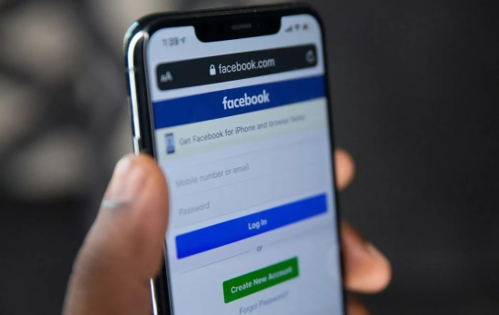 La aplicación de Facebook abierta en un teléfono La aplicación de Facebook abierta en un teléfono