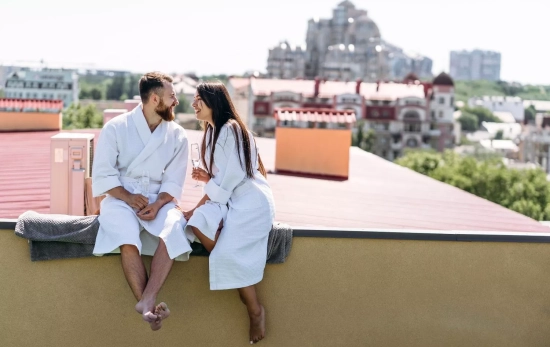 Dos personas en un hotel Dos personas en un hotel