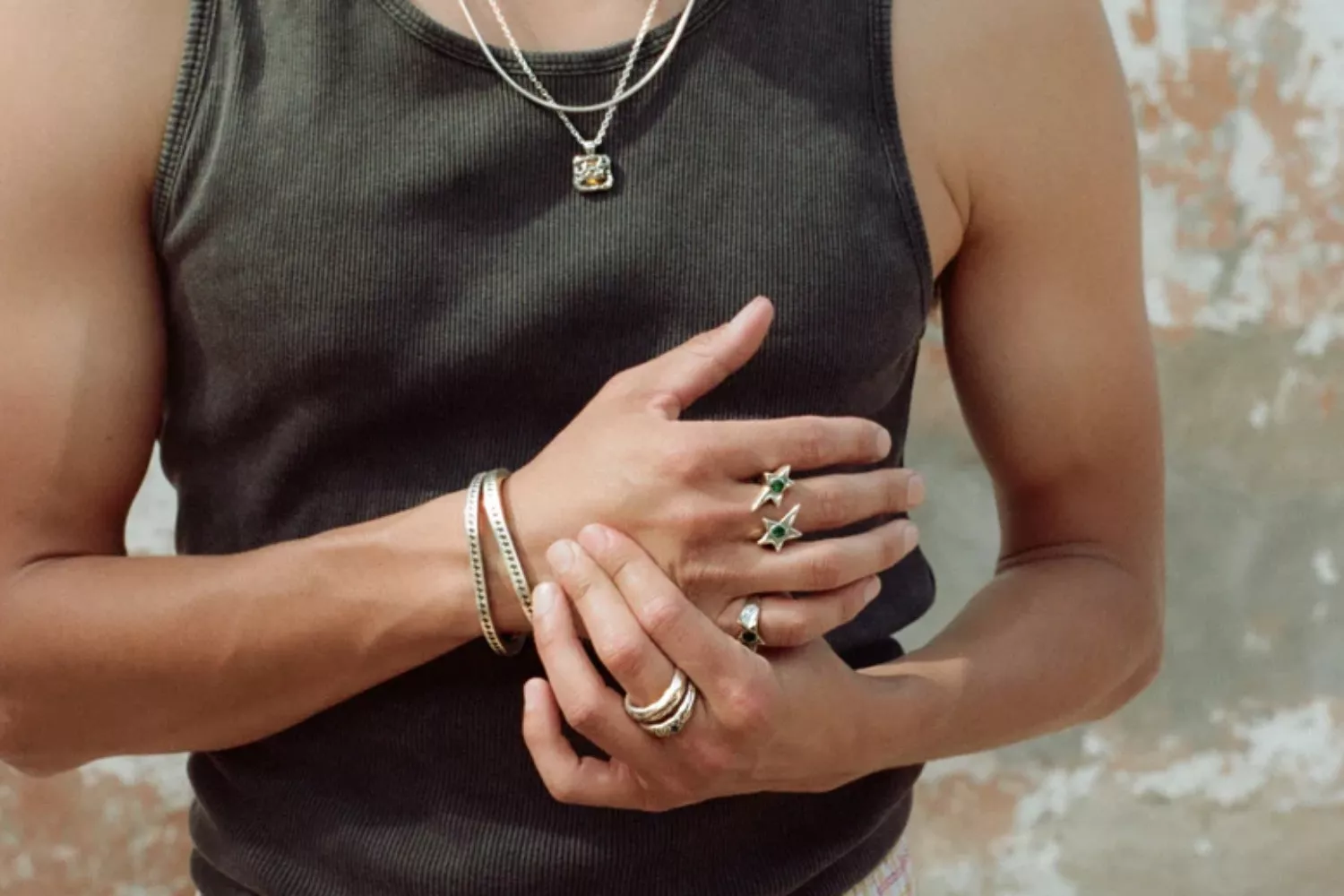 Un modelo con joyas de TwoJeys, marca que cumple seis años / TWOJEYS