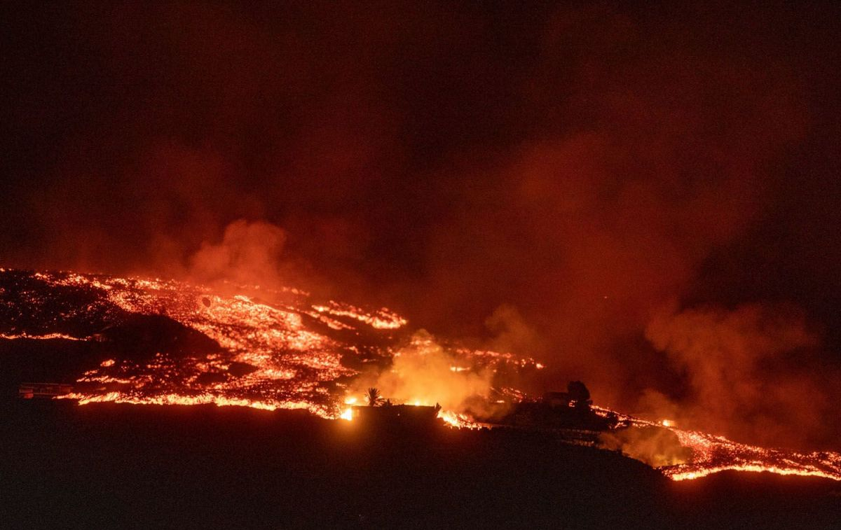 La lava de volcán Cumbre Vieja se come varias casas en La Palma / EP
