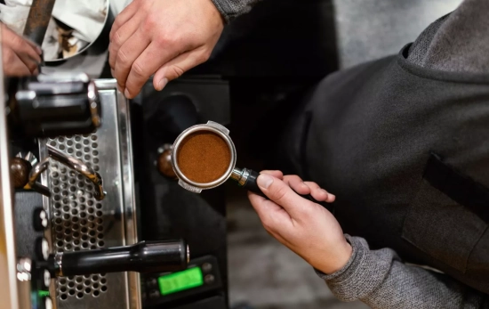 Una persona prepara un café / FREEPIK