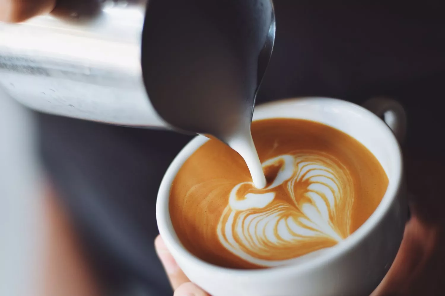 Una persona sirve una taza de café / FREEPIK - chevanon