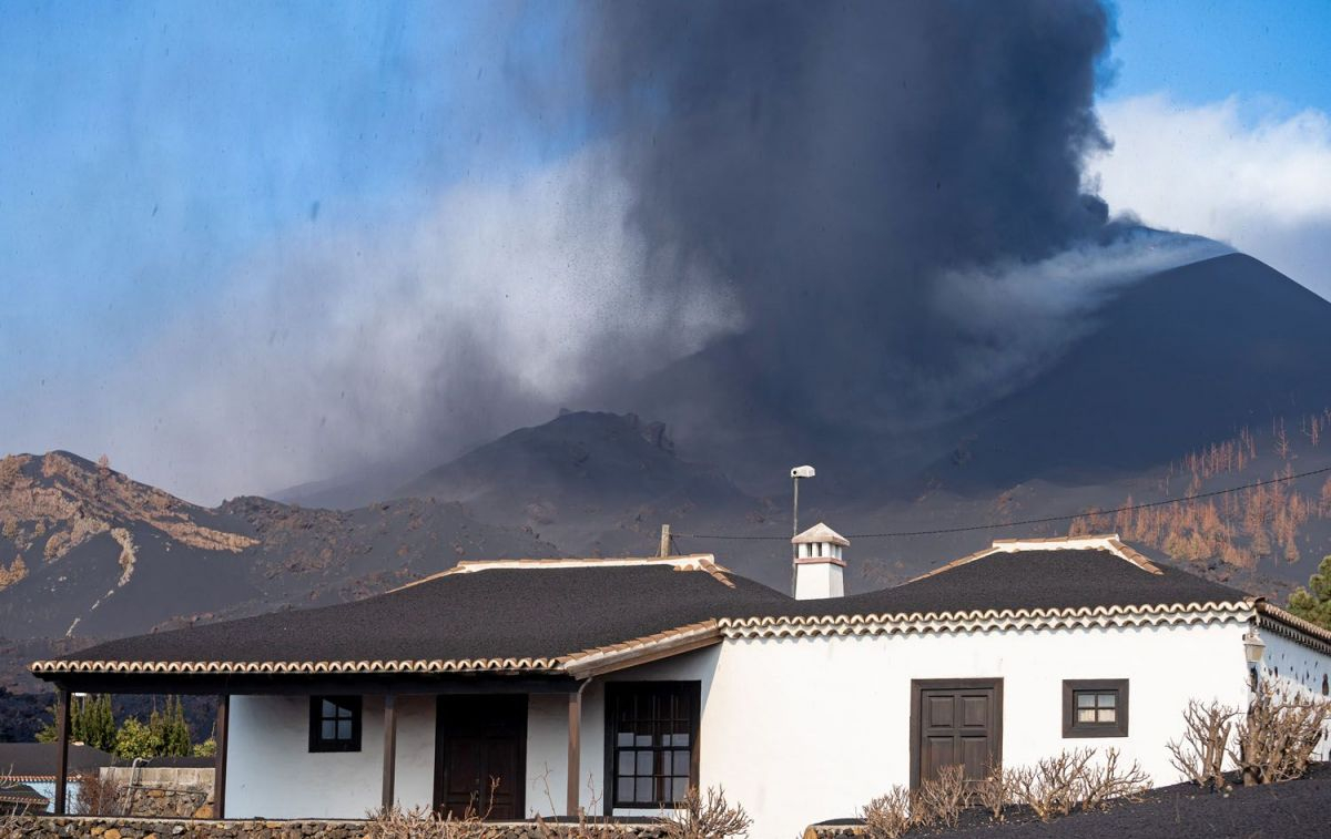 El volcán de La Palma en erupción tras una casa / EP