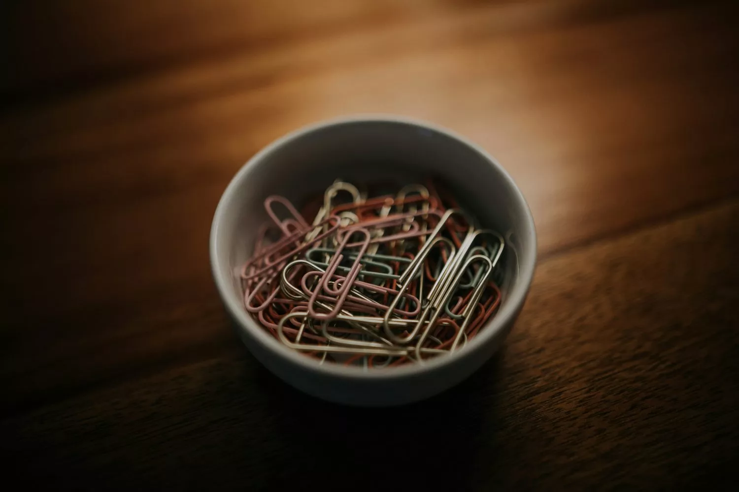Un cuenco con clips / UNSPLASH