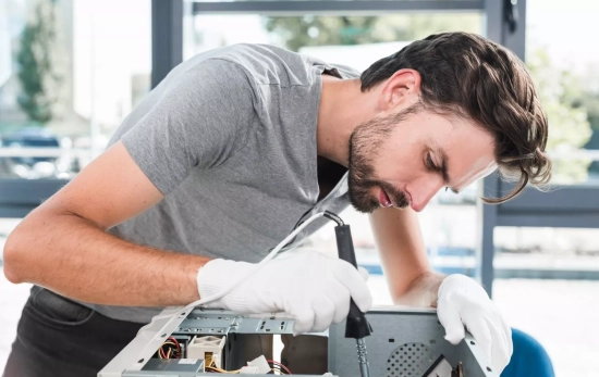 Una persona repara un electrodoméstico Una persona repara un electrodoméstico
