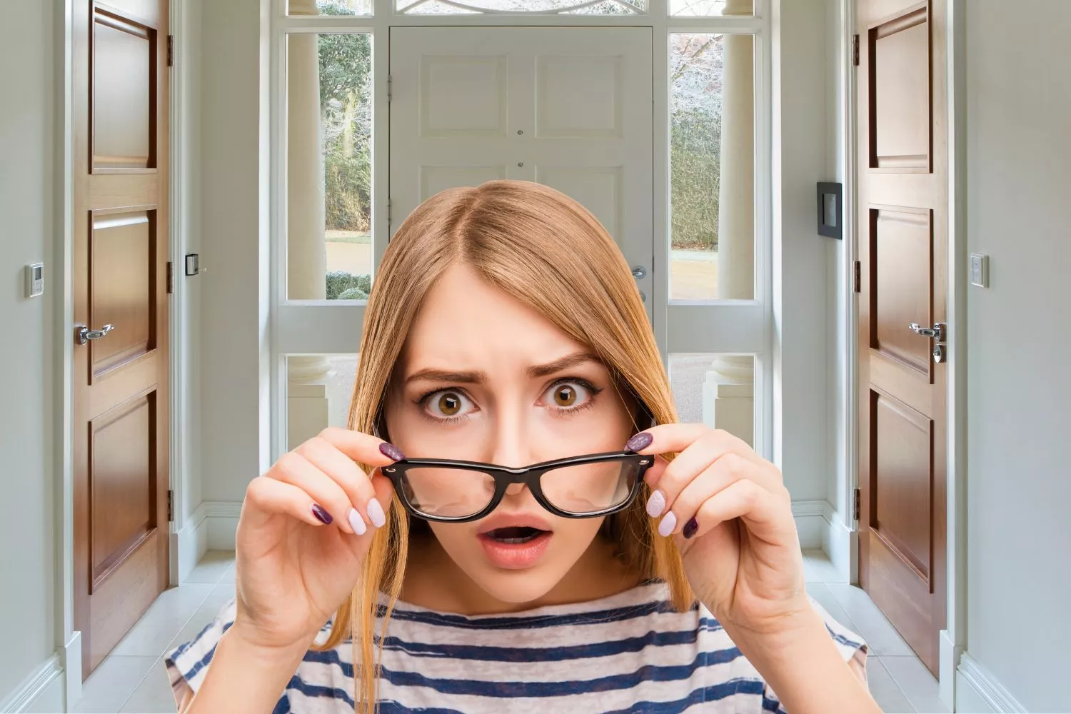 Una chica sorprendida por el consejo que mejora el ambiente de su hogar / Montaje CG
