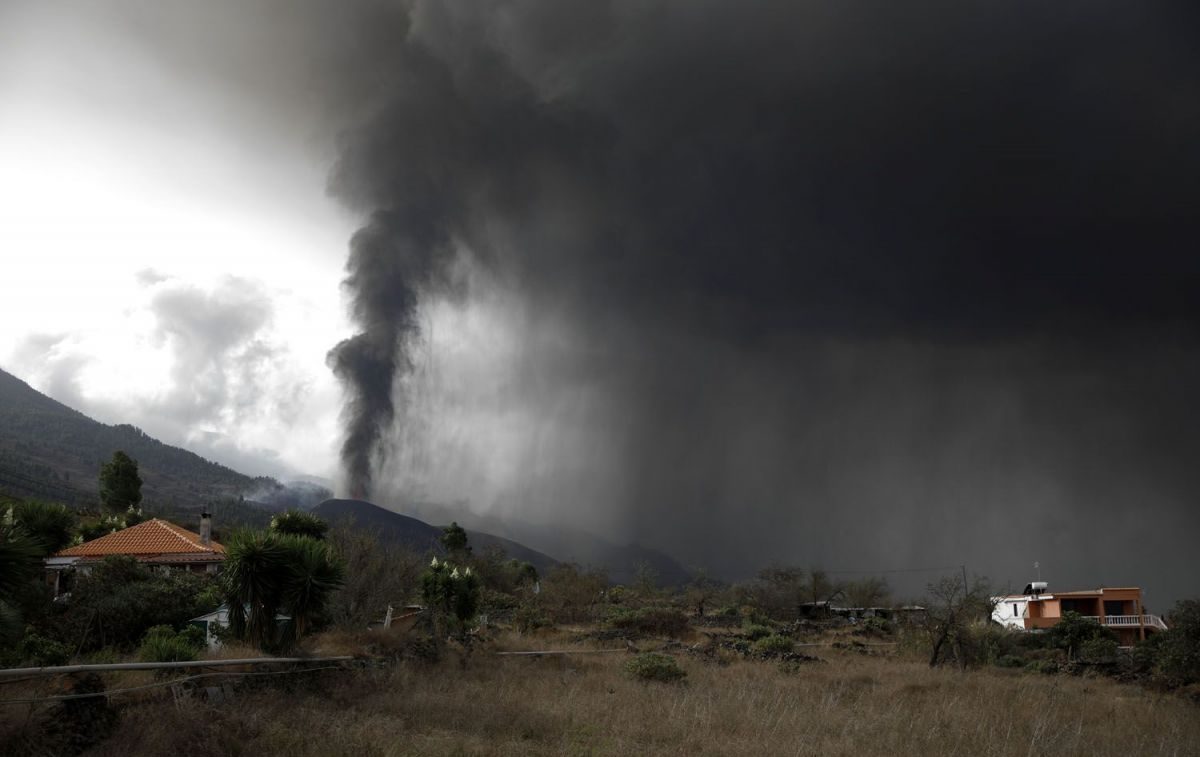 Los gases y el humo del volcán invade las casas de La Palma y la isla entera / EP