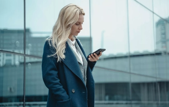 Una persona mira su móvil con ansiedad por las notificaciones / PEXELS Una persona mira su móvil con ansiedad por las notificaciones / PEXELS