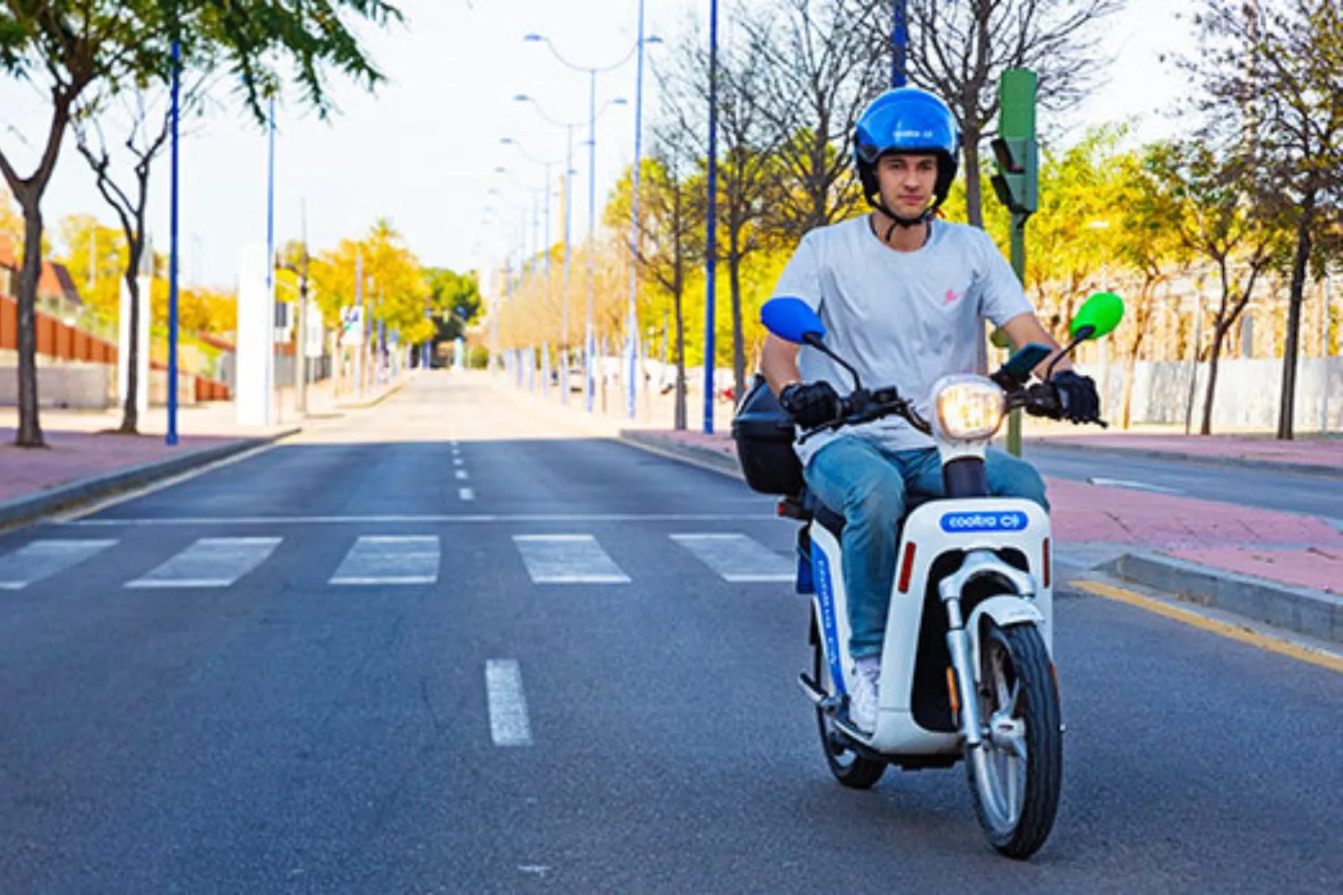 Un conductor con una moto de Cooltra / COOLTRA