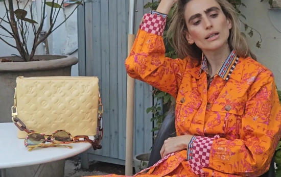 Alejandra sahariana, pantalones y camisa de Lisa Corti, bolso de Louis Vuitton, gafas de Marni (en Óptica Guía), cadena con medallón y tobillera de Sèzane y sandalias de Hereu./ TELVA CEDIDA Alejandra sahariana, pantalones y camisa de Lisa Corti, bolso de Louis Vuitton, gafas de Marni (en Óptica Guía), cadena con medallón y tobillera de Sèzane y sandalias de Hereu./ TELVA CEDIDA