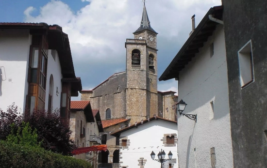 Vista lateral de la iglesia de San Pedro, en Asteasu WIKIPEDIA Vista lateral de la iglesia de San Pedro, en Asteasu WIKIPEDIA