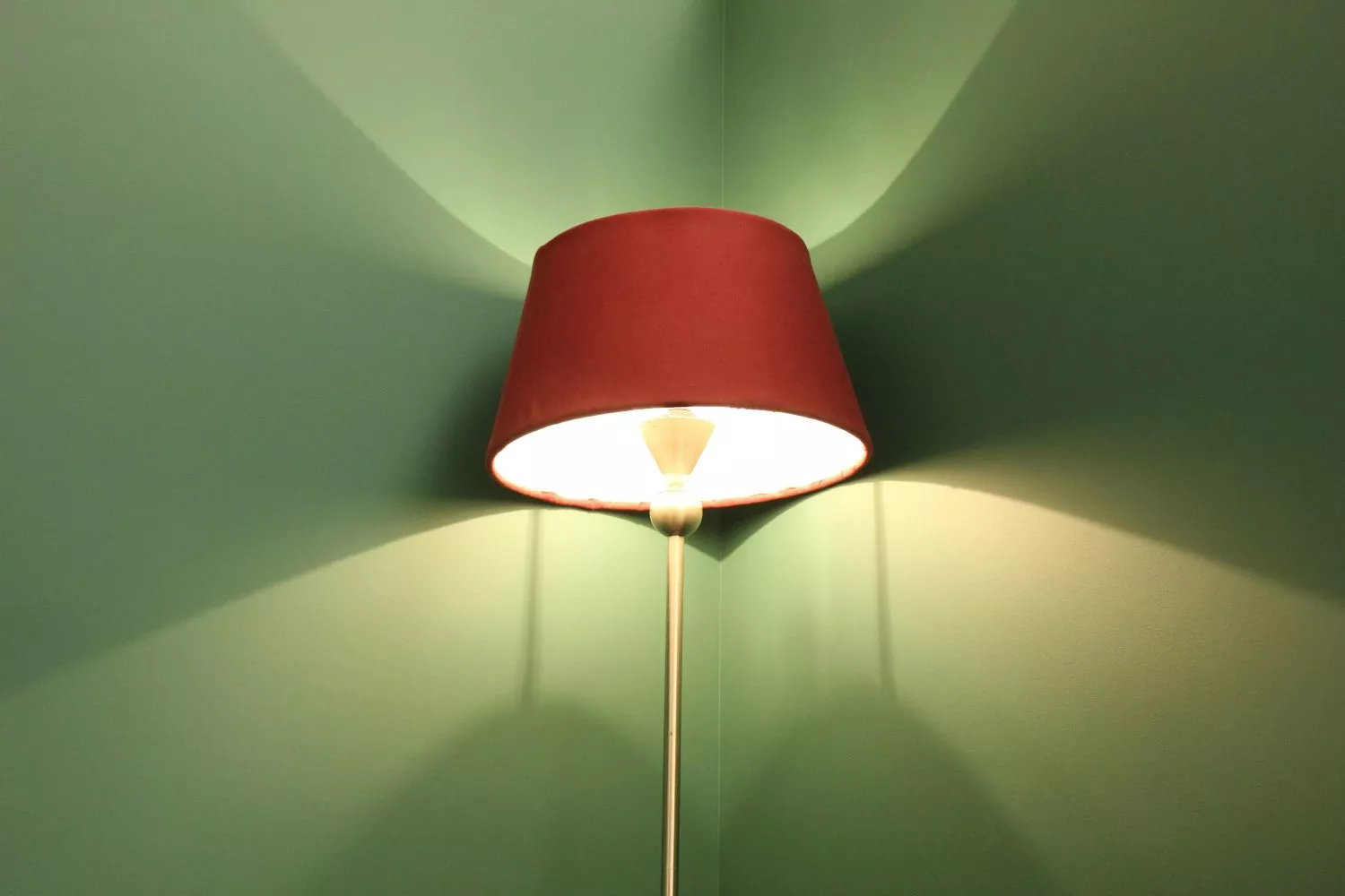 Una lámpara que emite luz / UNSPLASH