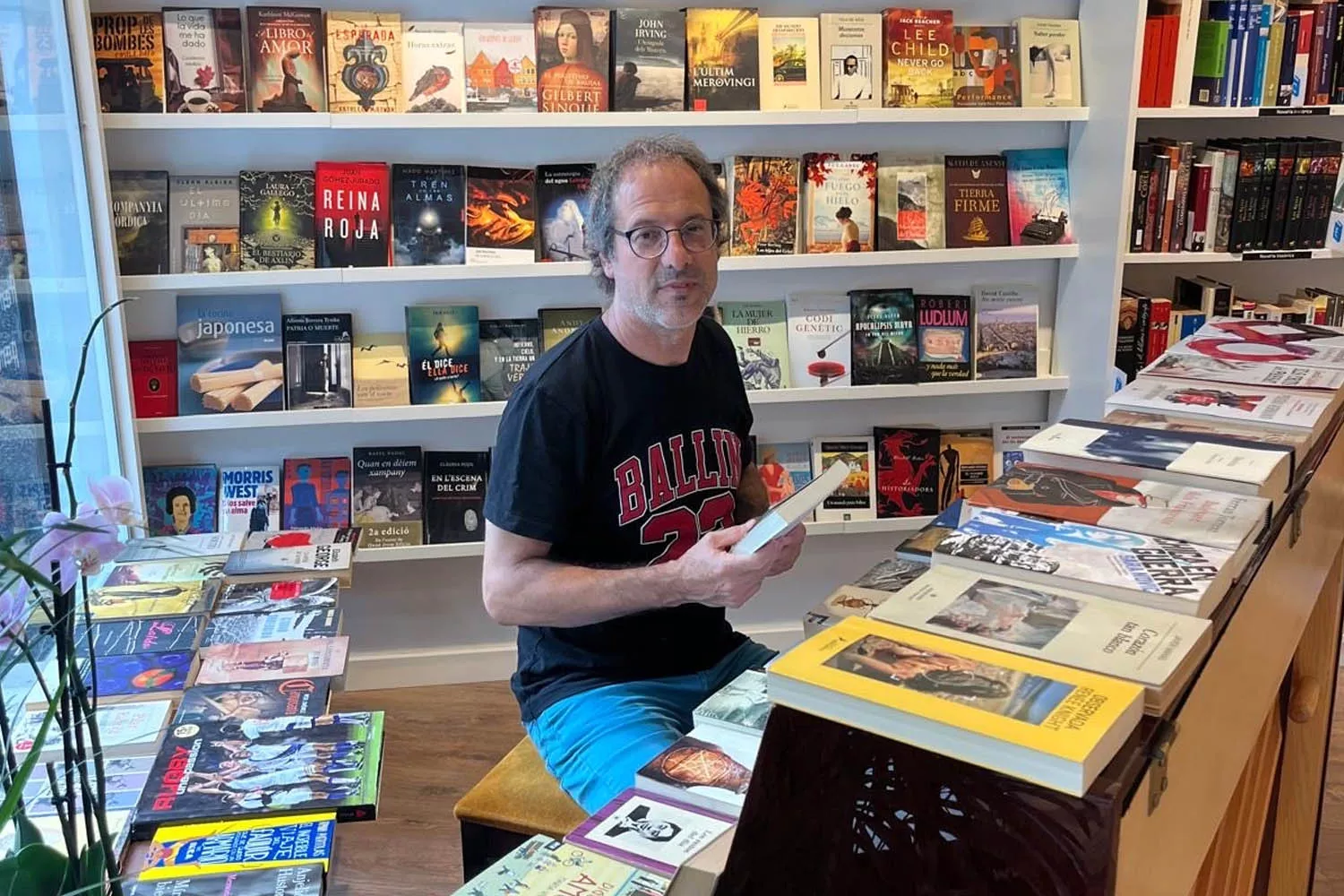 Oriol Massó sentado en el piano de su librería Re-Read en el barrio de Sant Andreu de Barcelona / CEDIDA