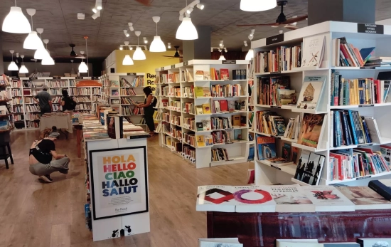 Personas mirando libros en la Re read de Sant Andreu CEDIDA Personas mirando libros en la Re read de Sant Andreu CEDIDA