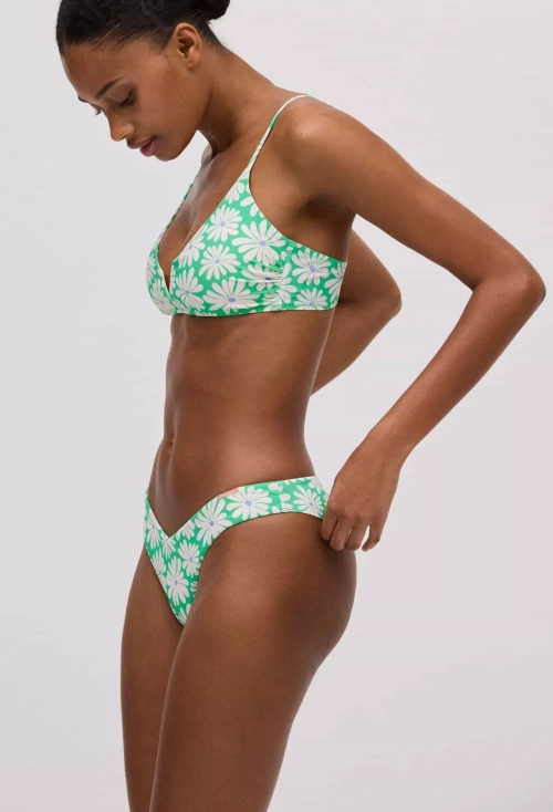 Mujer con bikini verde y flores blancas Mujer con bikini verde y flores blancas