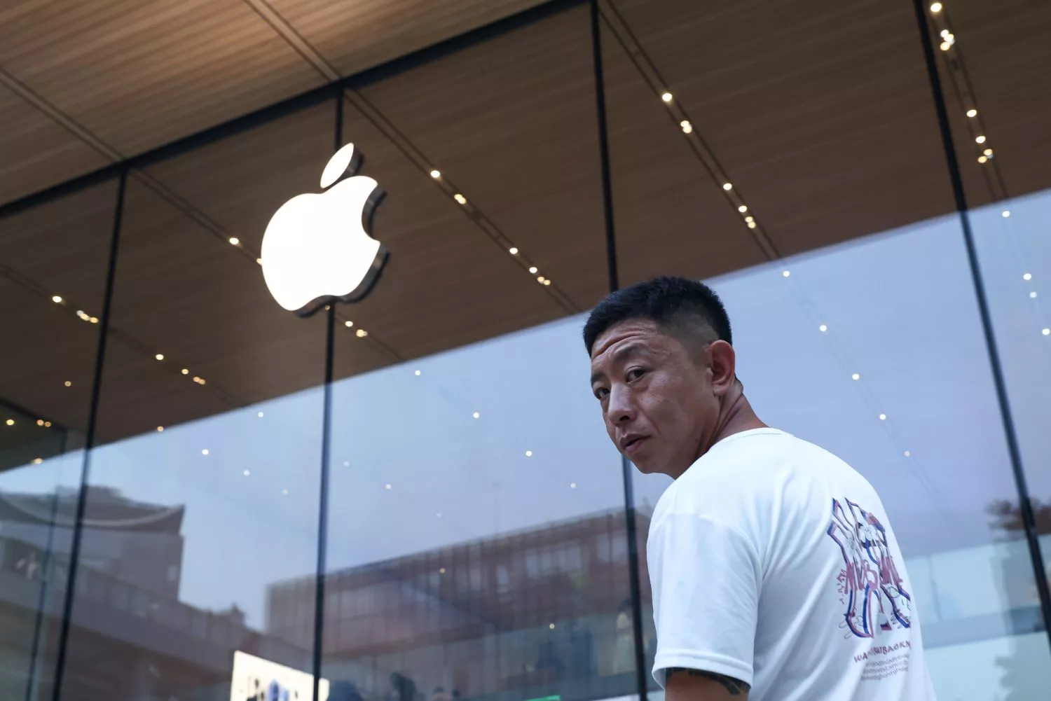 Un hombre pasa frente a una tienda Apple en Pekín, China / WU HAO - EFE