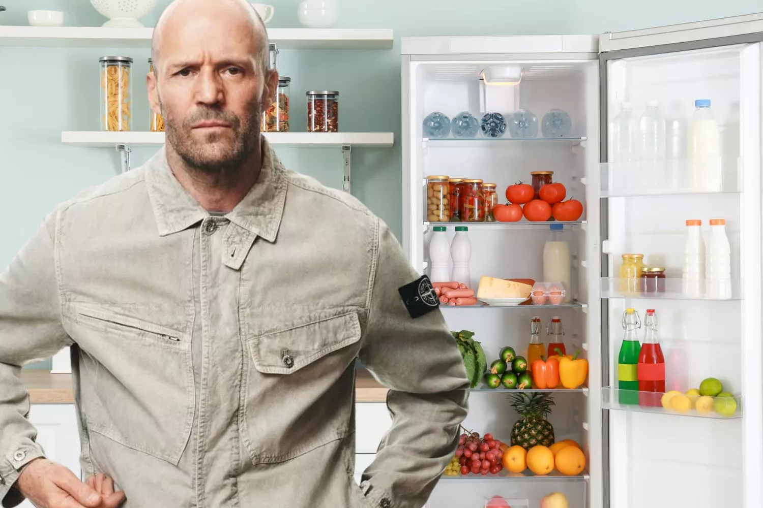 El actor Jason Statham y una nevera con alimentos para seguir una dieta/ Montaje CONSUMIDOR GLOBAL
