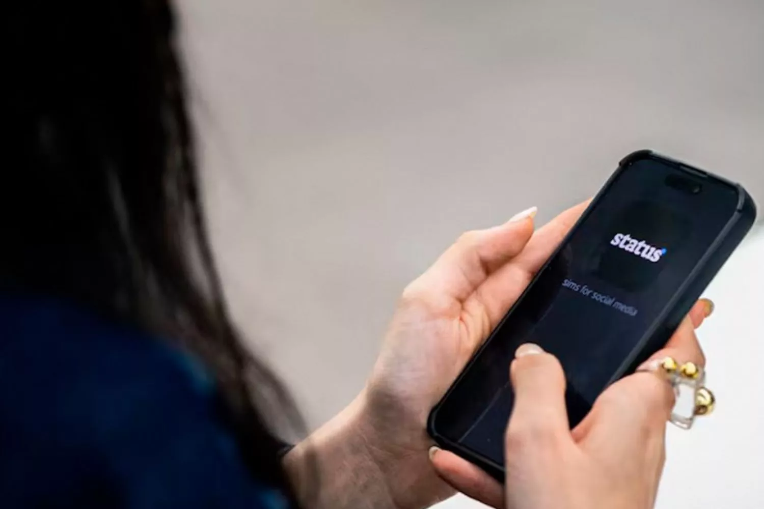 Una usuaria usando la nueva red social Status AI / Instagram