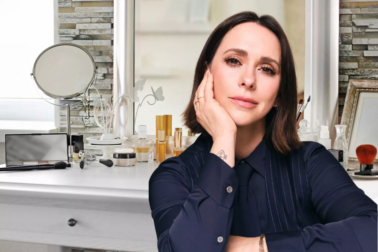 Jennifer Love Hewitt, un espejo y productos cosméticos / Montaje CONSUMIDOR GLOBAL