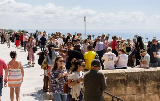 Varios turistas en las inmediaciones de la catedral de Palma de Mallorca, en abril de 2024, Varios turistas en las inmediaciones de la catedral de Palma de Mallorca, en abril de 2024,