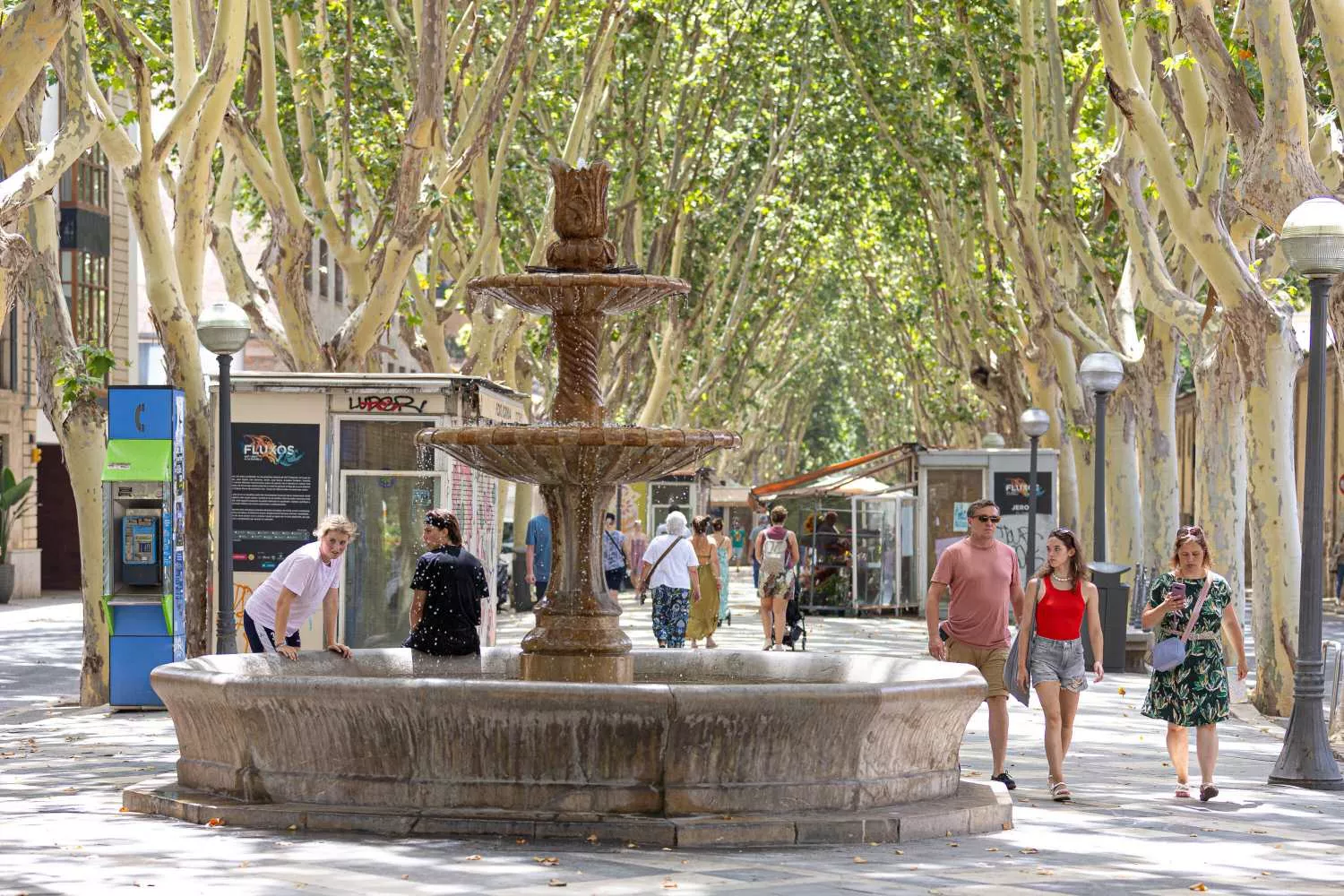 Turistas paseando por las calles de Palma de Mallorca / TOMAS MOYÀ - EUROPA PRESS