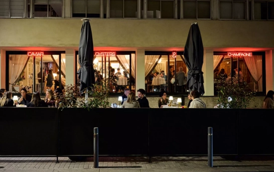 La terraza y el local de Oysters Menorca en Barcelona / DANIEL SCHÄFER La terraza y el local de Oysters Menorca en Barcelona / DANIEL SCHÄFER