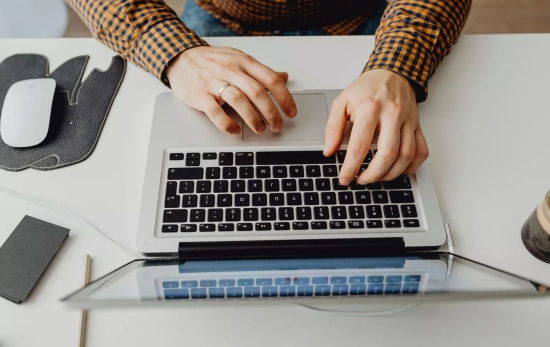Una persona utiliza su ordenador / PEXELS Una persona utiliza su ordenador / PEXELS