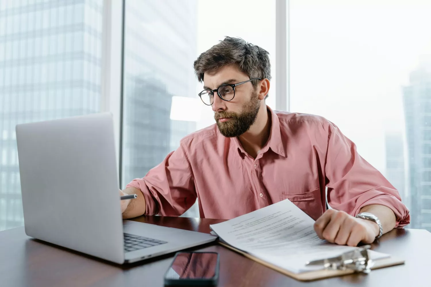 Una persona revisa un correo que puede alertarle de una estafa / PEXELS