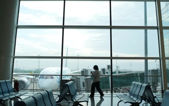 Una persona en un aeropuerto vacío / UNSPLASH Una persona en un aeropuerto vacío / UNSPLASH