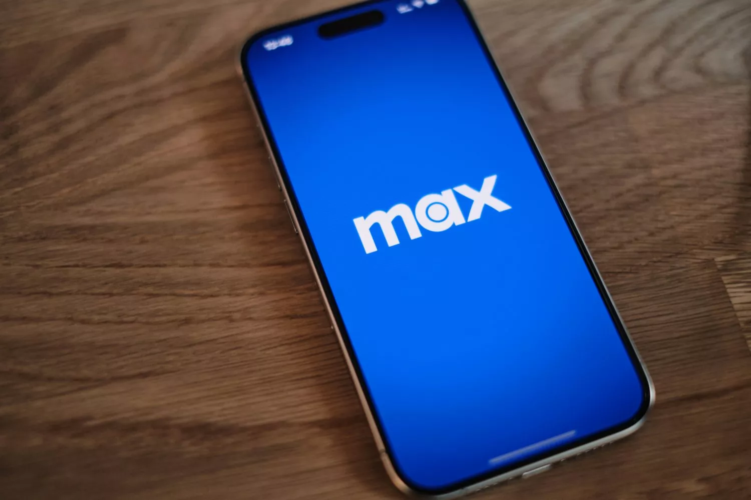Un móvil con la aplicación de MAX / UNSPLASH