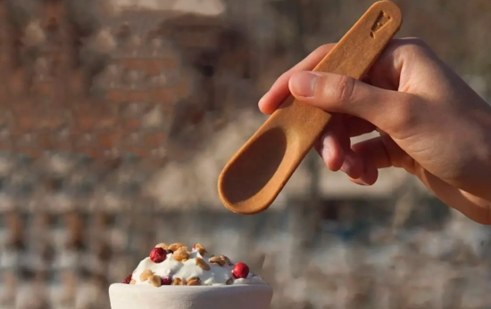 Una persona se dispone a comer un helado / VOILÀ