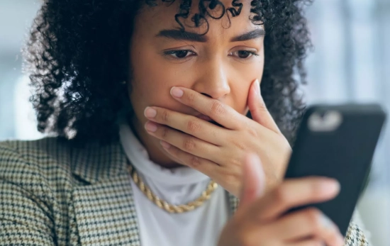 Una persona victima de estafa bancaria por tener una app instalada/ CANVA Una persona victima de estafa bancaria por tener una app instalada/ CANVA