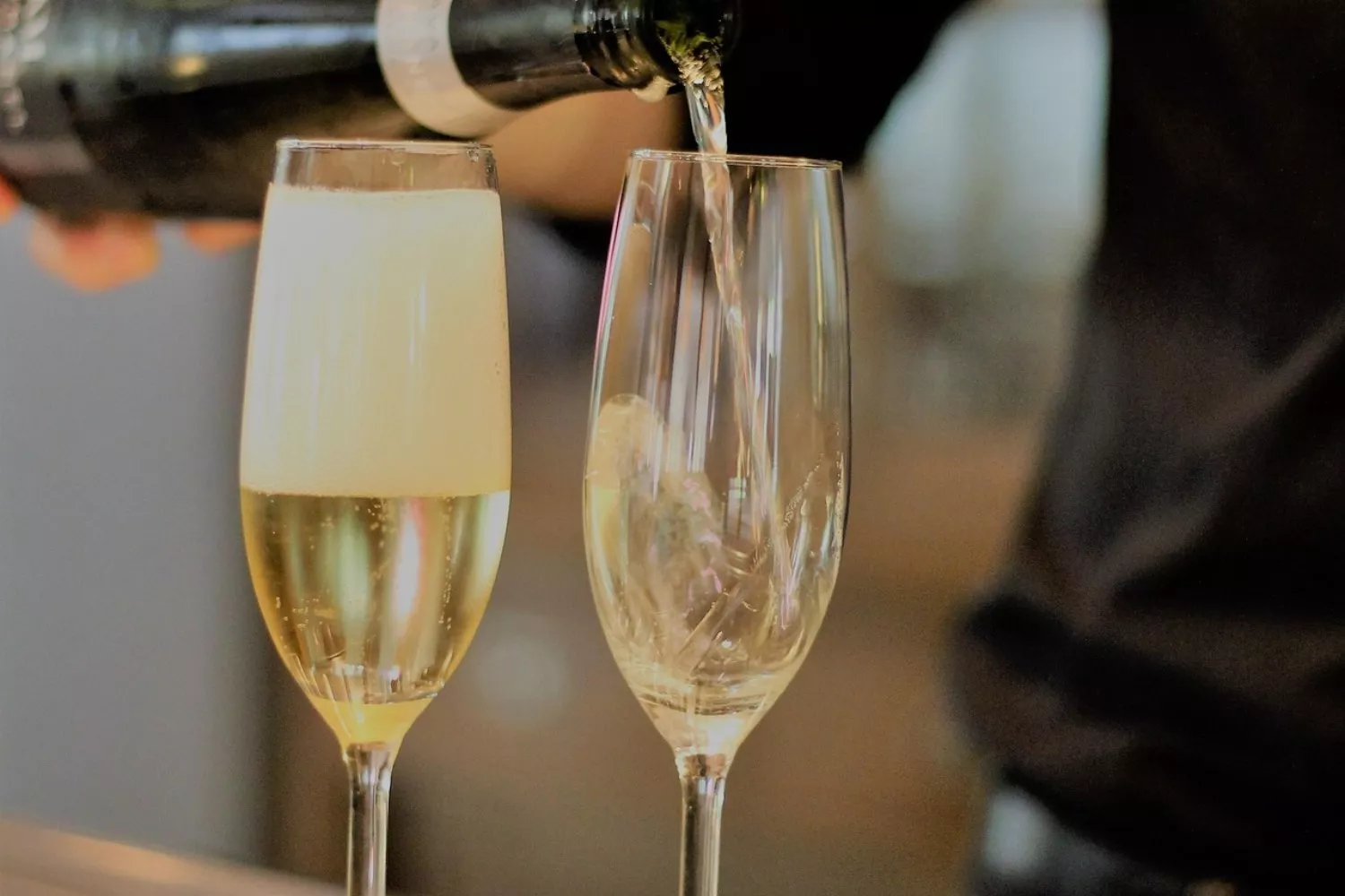 Una persona sirve Cava / PIXABAY Una persona sirve Cava / PIXABAY
