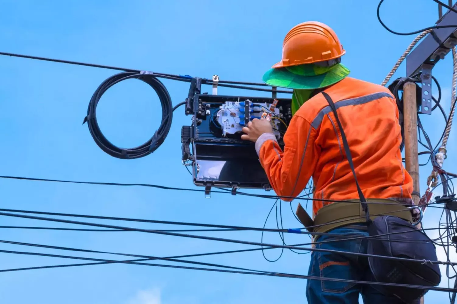 Operario instalando fibra óptica en imagen de archivo