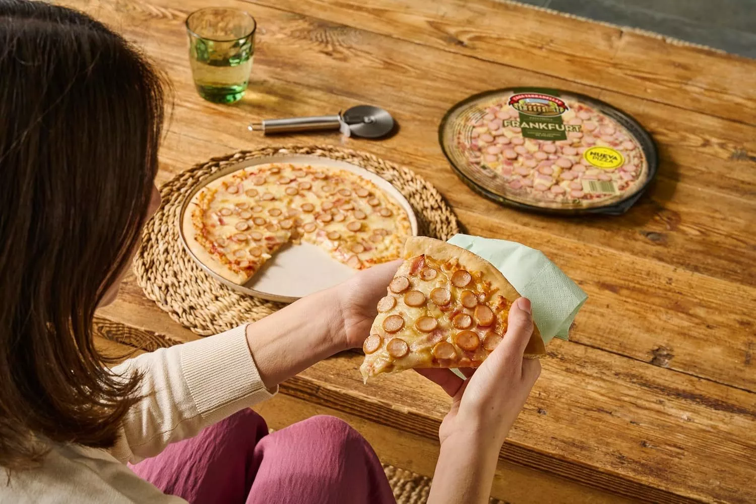 Una chica prueba la pizza de Casa Tarradellas Frankfurt / AMAZON