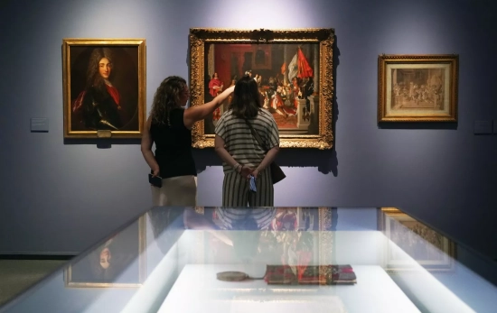 Dos personas admiran el cuandro de ean Auguste Dominique Ingres Álex Zea EP Dos personas admiran el cuandro de ean Auguste Dominique Ingres Álex Zea EP