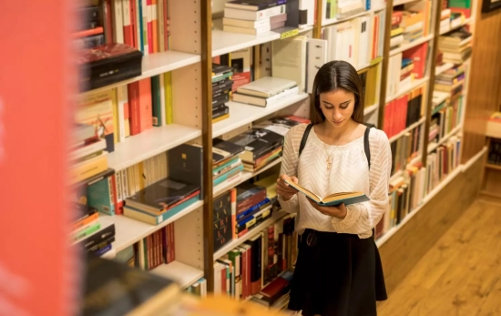 Una joven en una biblioteca / FREEPIK Una joven en una biblioteca / FREEPIK