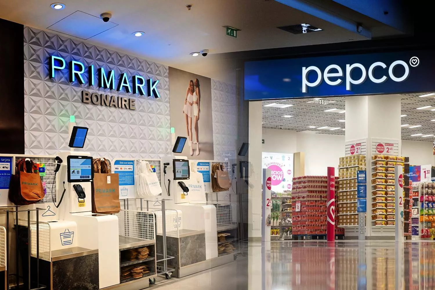Una tienda de Primark y otra de Pepco / Fotomontaje CG