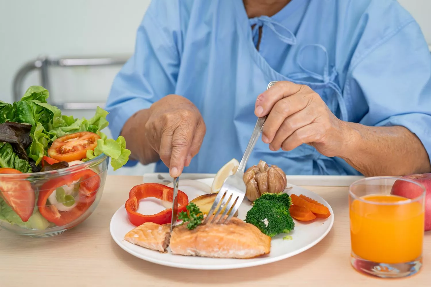 Una persona comiendo alimentos de una dieta bien planificada / CANVA