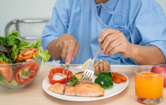 Una persona comiendo alimentos de una dieta bien planificada / CANVA