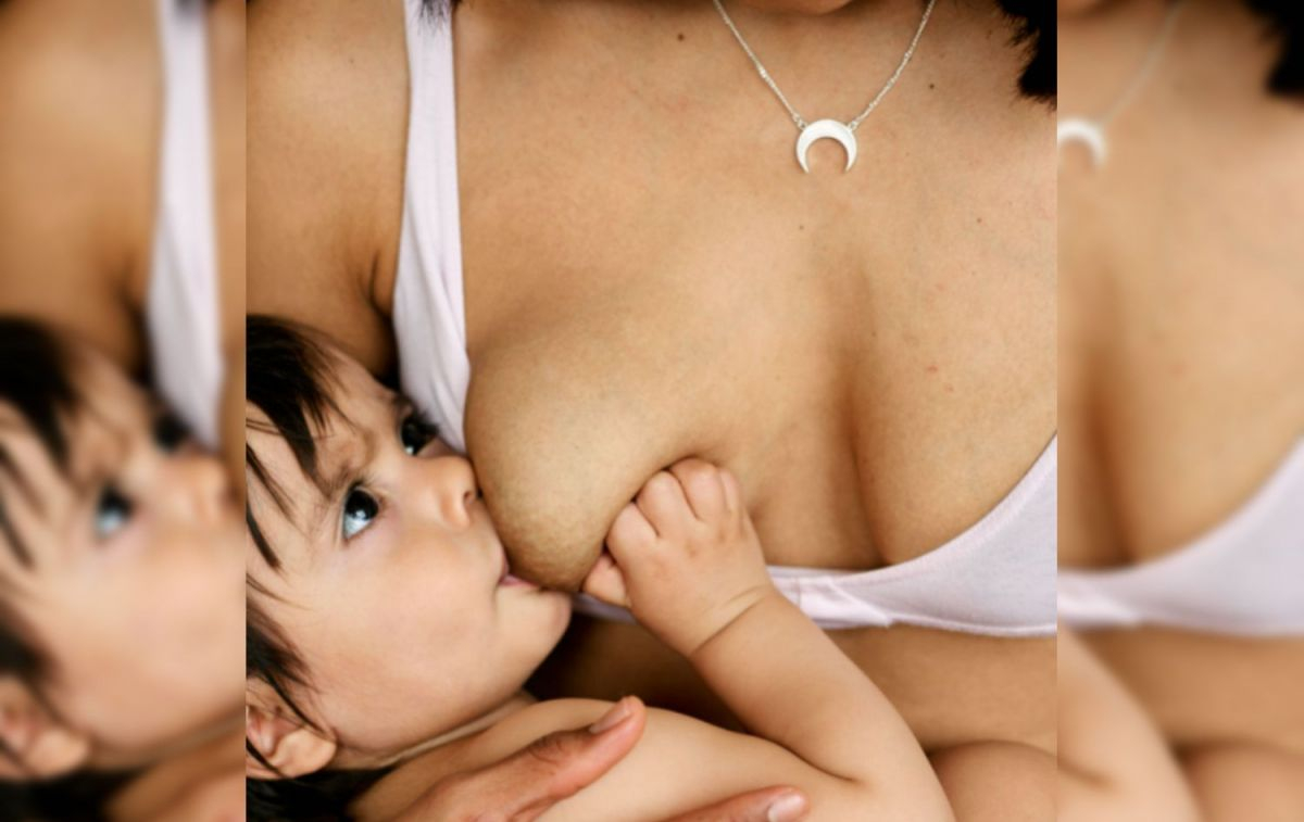 Un bebé amamantando y una madre con una joya maternal / BEGOÑA PRATS
