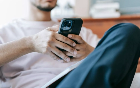 Una persona mira su teléfono móvil tras un aviso sospechoso de su banco/ PEXELS Una persona mira su teléfono móvil tras un aviso sospechoso de su banco/ PEXELS