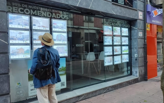 Un hombre mira anuncios de una agencia inmobiliaria en Oviedo / EUROPA PRESS Un hombre mira anuncios de una agencia inmobiliaria en Oviedo / EUROPA PRESS